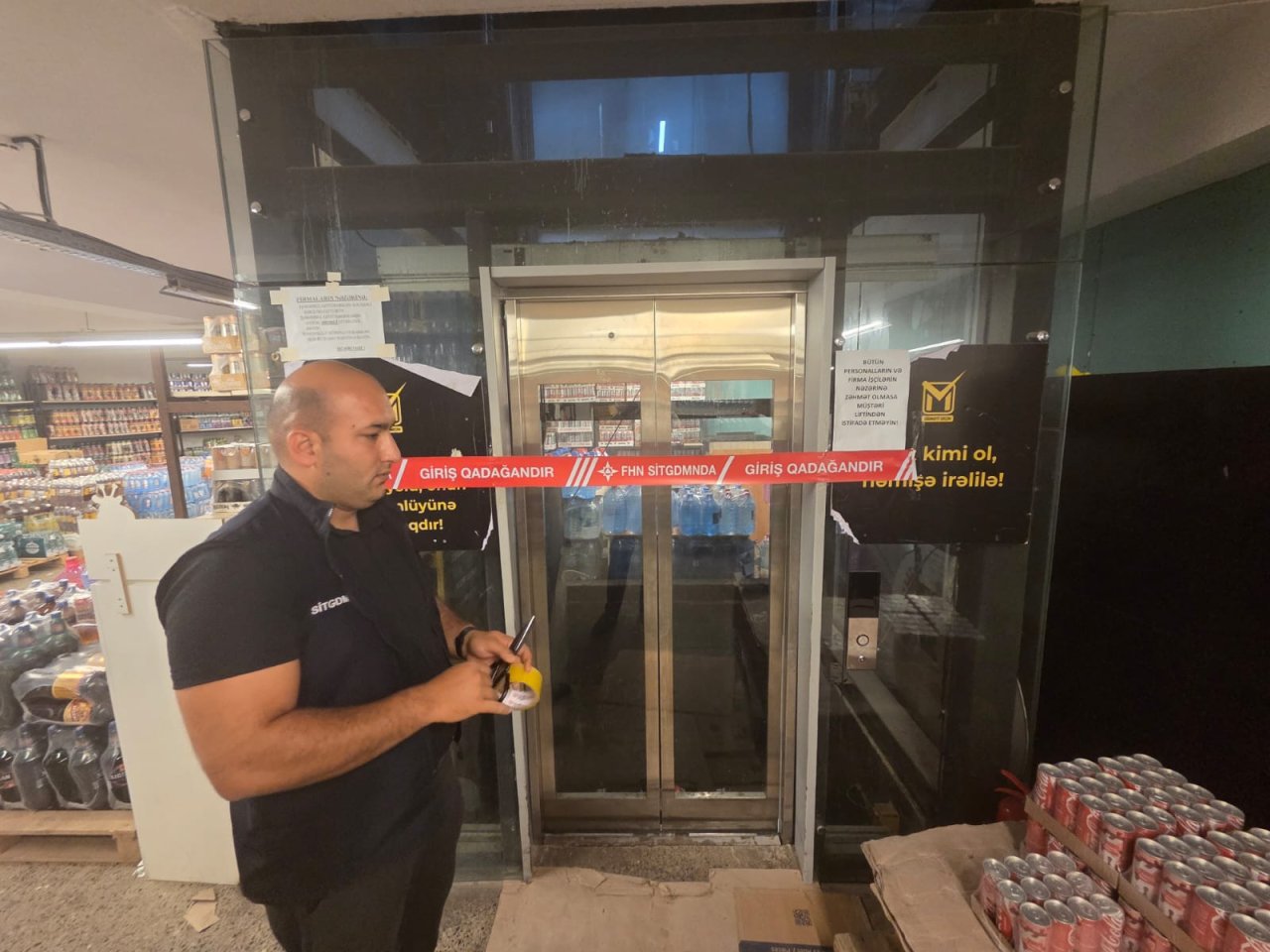 Bakıda marketin liftinin fəaliyyəti dayandırıldı – FOTO/VİDEO - foto 2