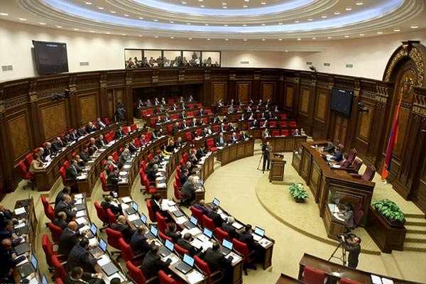 Azərbaycan əleyhinə sərt açıqlamalar verən Knyaz Həsənov Ermənistanda yeni parlamentin iclasına sədrlik edir - FOTO