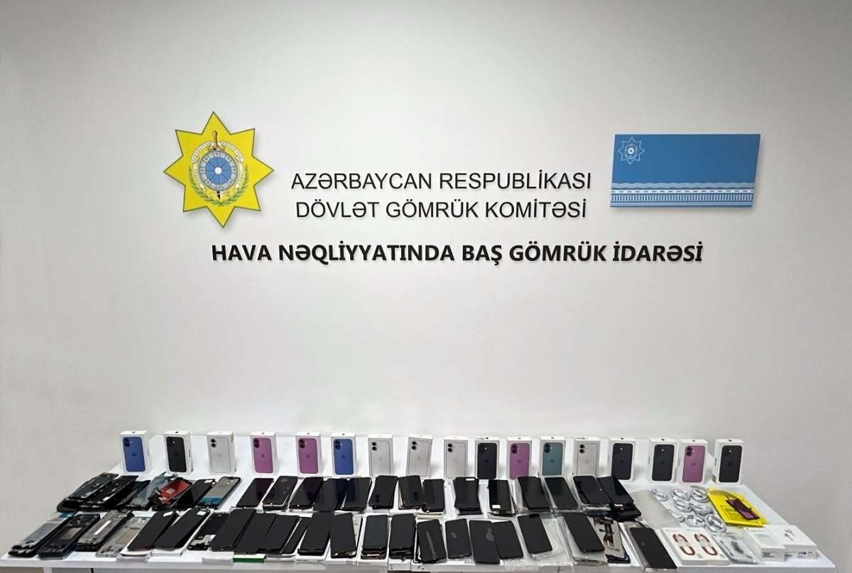 İstanbuldan Bakıya 17 ədəd “iPhone” gətirmək istədi, gömrükdə saxlanıldı – FOTO - foto 1