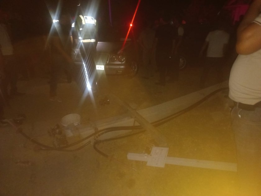 İmişlidə qəza: “Mercedes” piyadanı vurduqdan sonra işıq dirəyinə çırpıldı - FOTO - foto 1