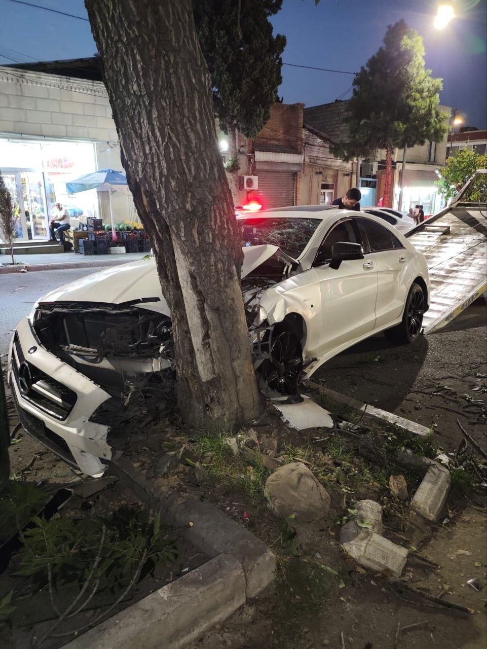 Gəncədə QƏZA: İdarəetmədən çıxan avtomobil ağaca çırpıldı - FOTO/VİDEO - foto 4