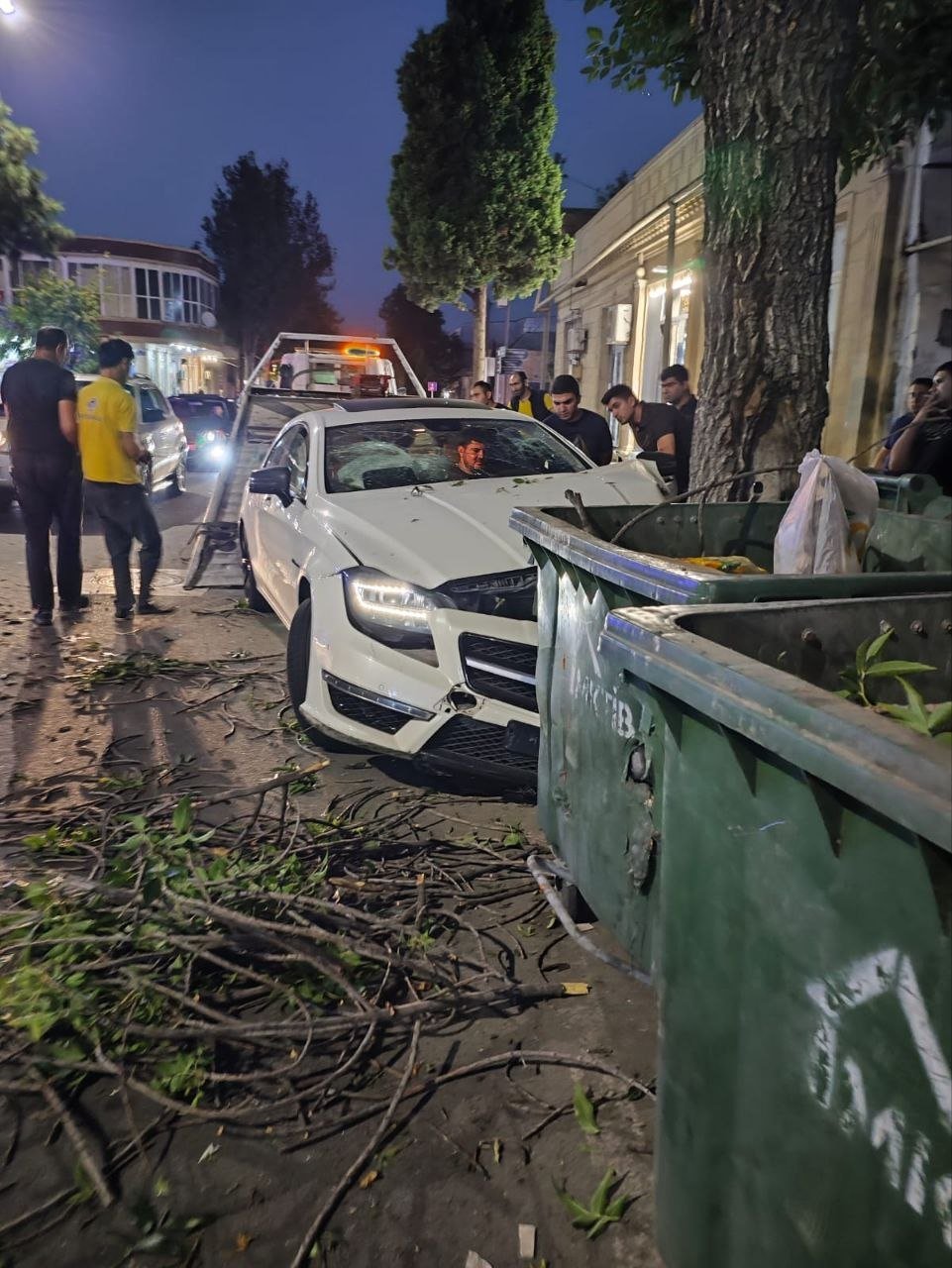 Gəncədə QƏZA: İdarəetmədən çıxan avtomobil ağaca çırpıldı - FOTO/VİDEO - foto 1