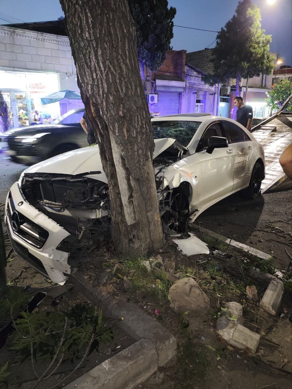 Gəncədə QƏZA: İdarəetmədən çıxan avtomobil ağaca çırpıldı - FOTO/VİDEO - foto 3