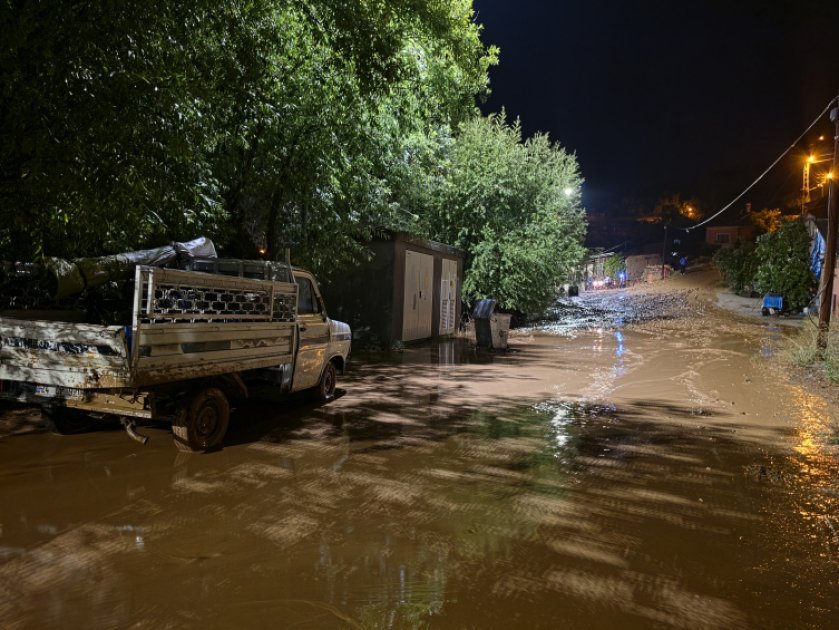 Türkiyədə sel suları bəzi əraziləri basdı - FOTO - foto 1