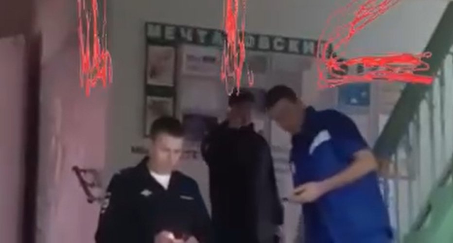 Məktəbdə insident: 7-ci sinif şagirdi fizika müəlliminə bıçaqla hücum etdi - VİDEO