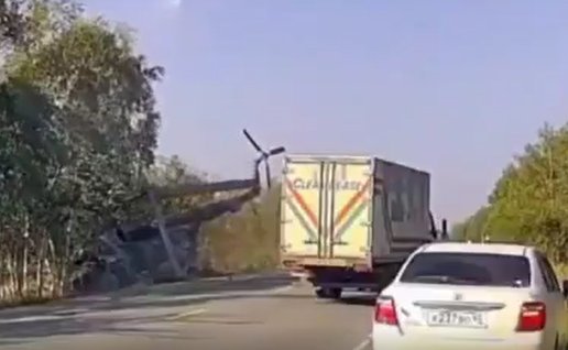 Helikopter avtomobil yoluna sərt eniş etdi - Xəndəyə yuvarlandı &ndash; ANBAAN VİDEO