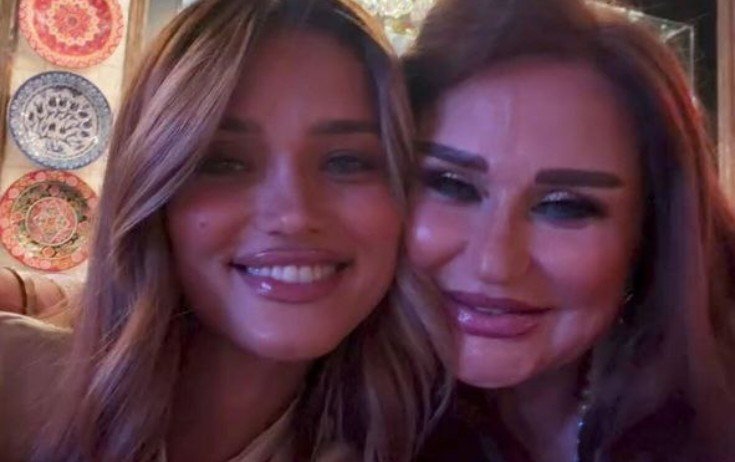 Mələkxanım Eyubova qızı ilə -Video