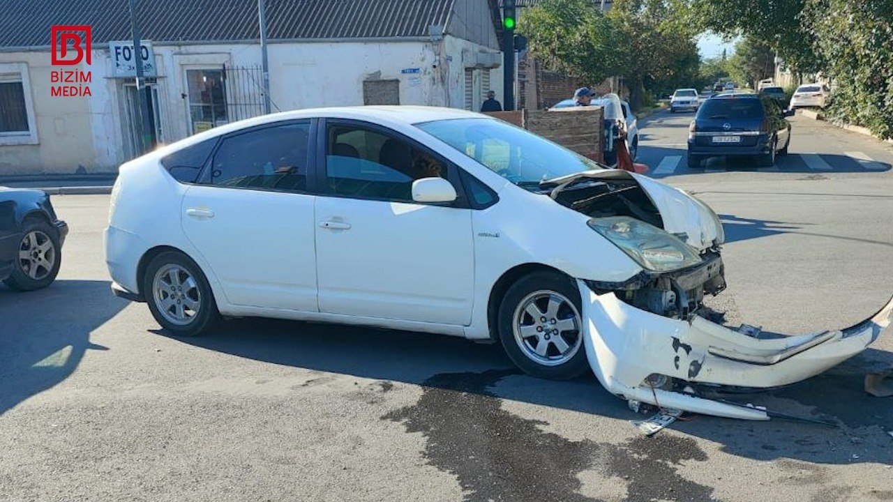 Gəncədə maşın mağazaya çırpıldı: Qadın sürücü xəsarət aldı – FOTO Gəncədə maşın mağazaya çırpıldı: Qadın sürücü xəsarət aldı – FOTO