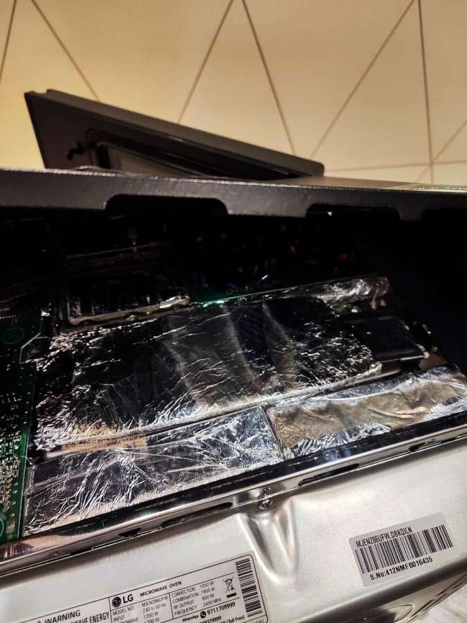 Aeroportda ƏMƏLİYYAT: 78 minlik dərmanı sobanın içərisində keçirmək istədi – FOTO - foto 2