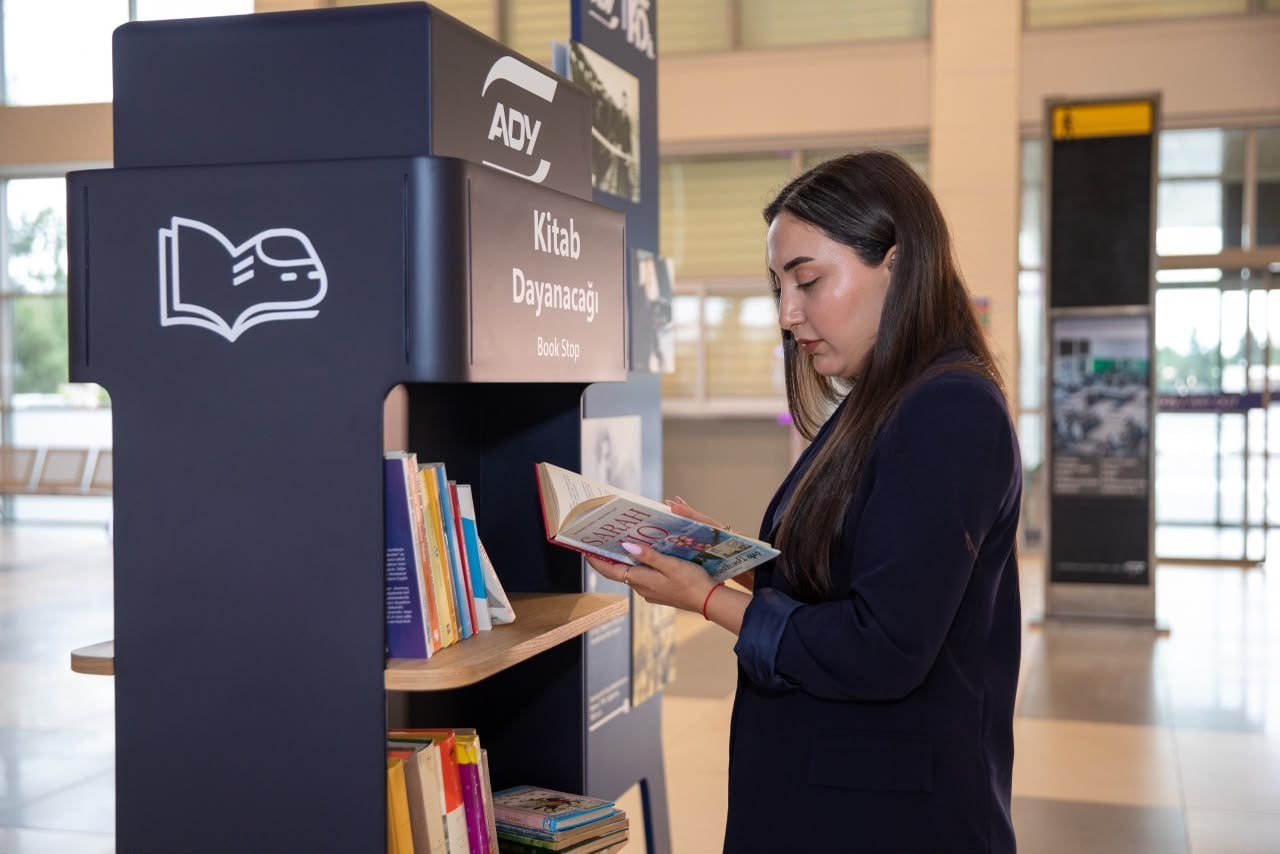 Sumqayıt Dəmiryol Vağzalında da “Kitab Dayanacağı” istifadəyə verildi – FOTO - foto 1