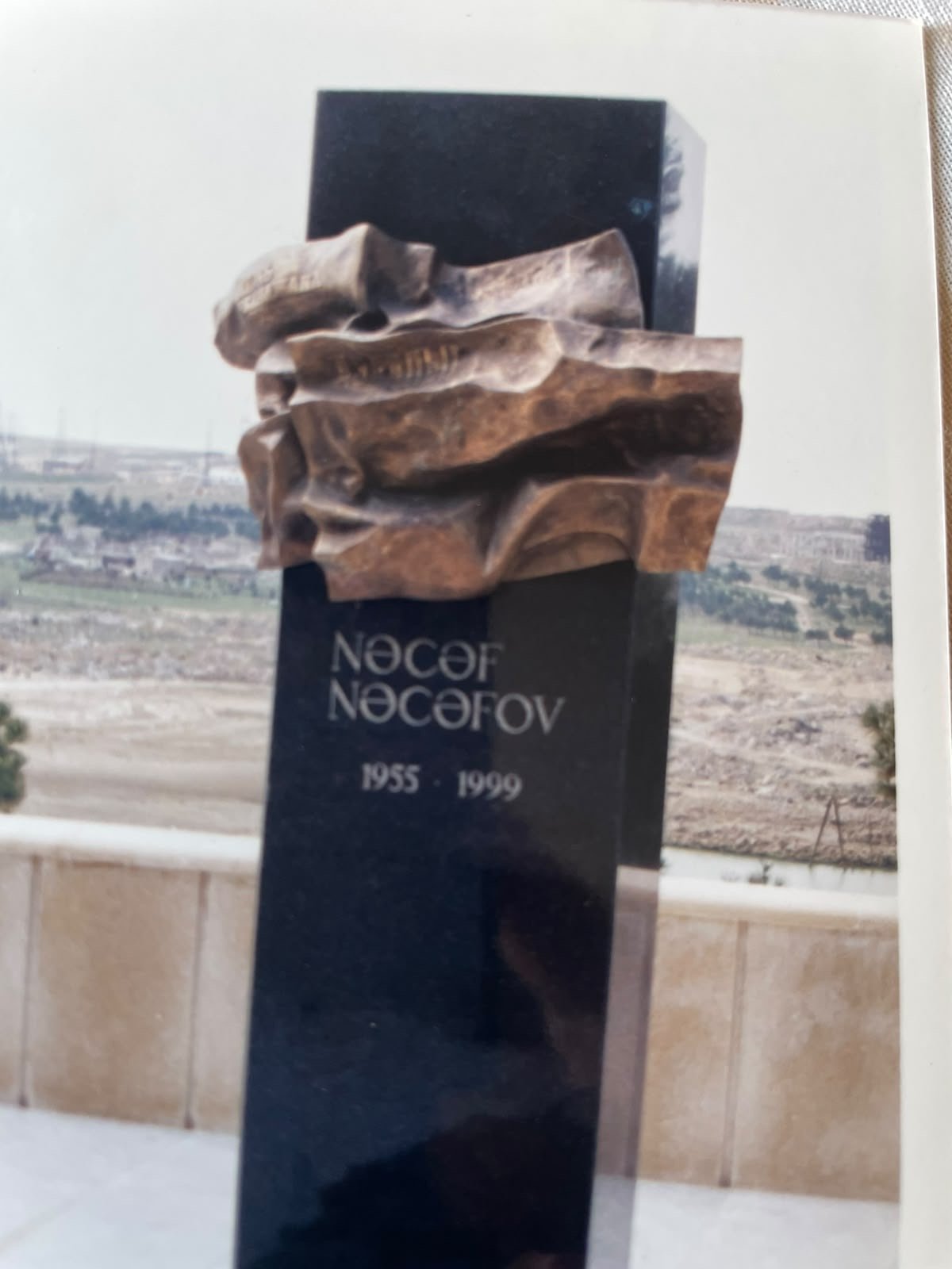 Nəcəf Nəcəfovun məzarı üzərindəki barelyef oğurlandı- Saxlanılan var - Foto - foto 1