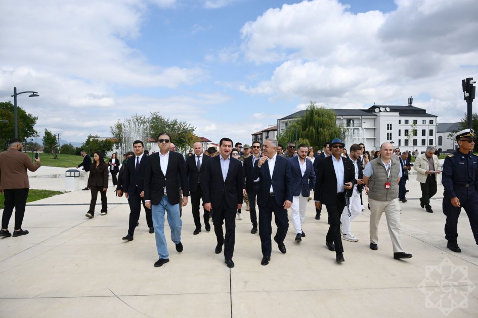 Diplomatlar Xankəndidəki Zəfər parkını ziyarət etdilər &ndash; FOTO/VİDEO