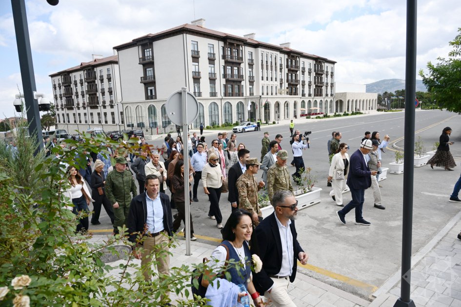 Diplomatlar Xankəndidəki Zəfər parkını ziyarət etdilər – FOTO/VİDEO - foto 3