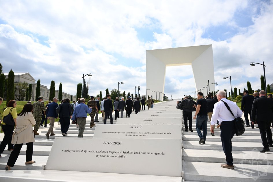 Diplomatlar Xankəndidəki Zəfər parkını ziyarət etdilər – FOTO/VİDEO - foto 4