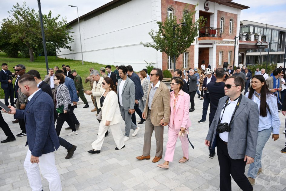 Diplomatlar Xankəndidəki Zəfər parkını ziyarət etdilər – FOTO/VİDEO - foto 1