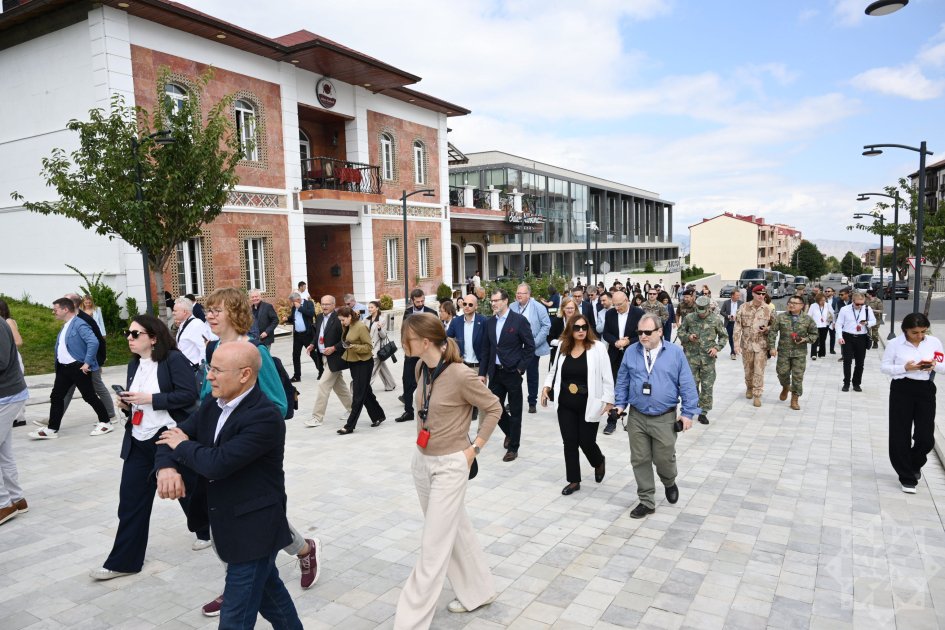 Diplomatlar Xankəndidəki Zəfər parkını ziyarət etdilər – FOTO/VİDEO - foto 2