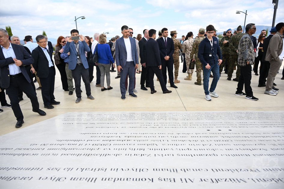 Diplomatlar Xankəndidəki Zəfər parkını ziyarət etdilər – FOTO/VİDEO - foto 5