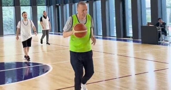 Ərdoğan basketbol oynadı: &ldquo;Yenə qalib gəldi!&rdquo; &ndash; VİDEO