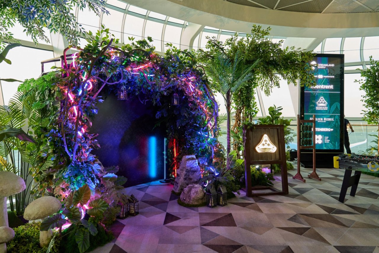 Bakı aeroportunda sərnişinlər üçün maraqlı əyləncə ZONASI – “Tilsimli meşə” - FOTO - foto 8