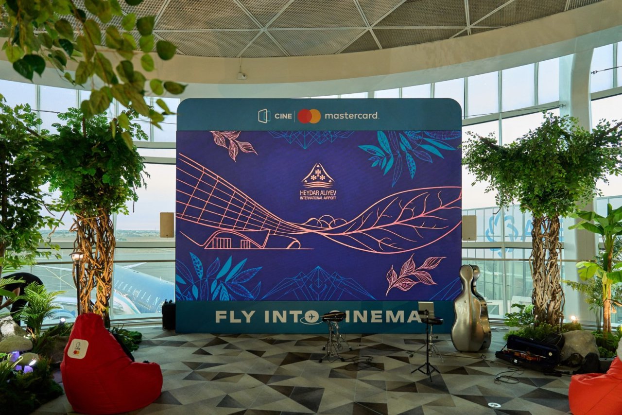 Bakı aeroportunda sərnişinlər üçün maraqlı əyləncə ZONASI – “Tilsimli meşə” - FOTO - foto 9