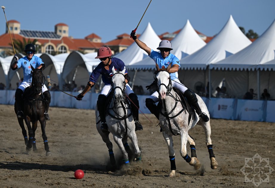 Çimərlik polosu üzrə 