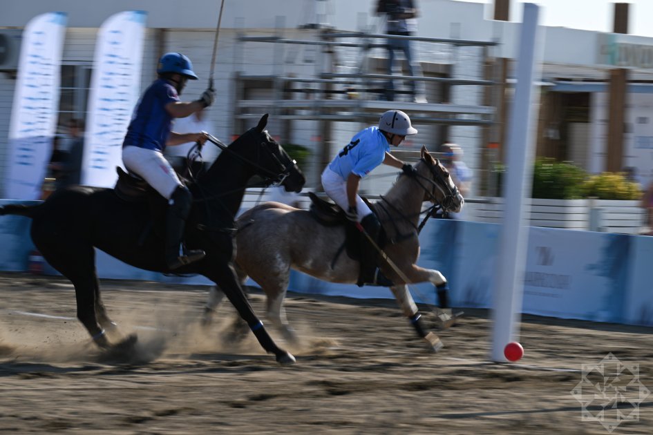 Çimərlik polosu üzrə 