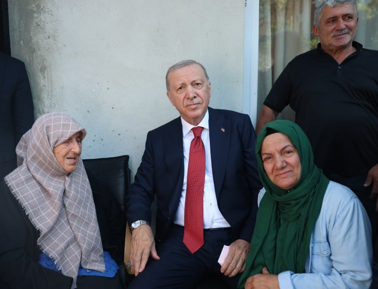 Ərdoğan anadan olduğu Rizəyə getdi - Qonşuları ilə görüşdü - FOTO - foto 3