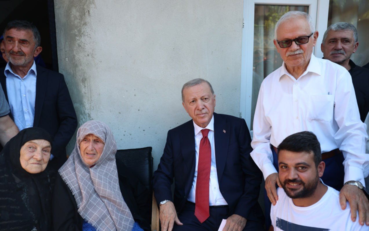 Ərdoğan anadan olduğu Rizəyə getdi - Qonşuları ilə görüşdü - FOTO - foto 1