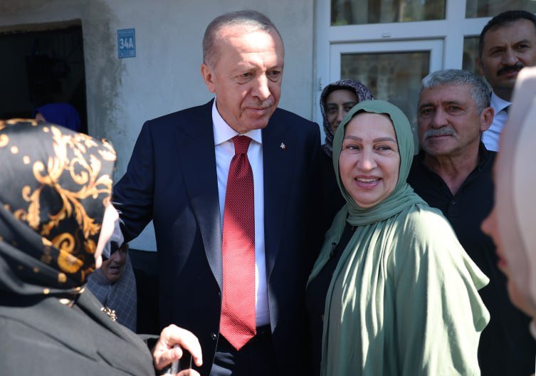 Ərdoğan anadan olduğu Rizəyə getdi - Qonşuları ilə görüşdü - FOTO - foto 2