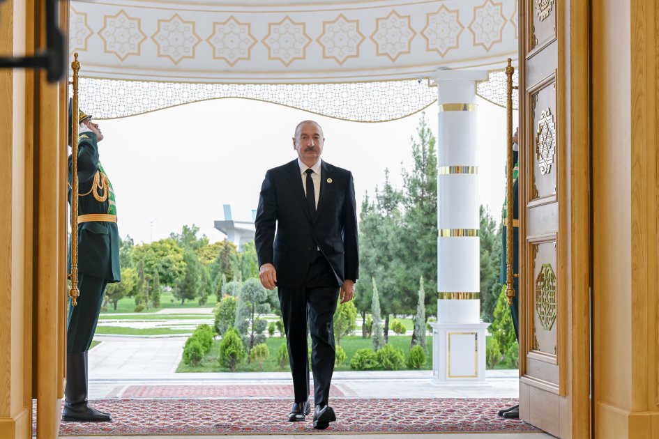 İlham Əliyevi “Avaza” Kompleksində Sərdar Berdiməhəmmədov QARŞILADI - FOTO/VİDEO - foto 1