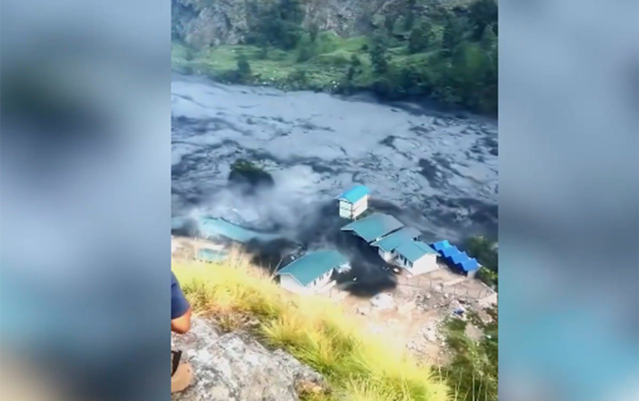 Nepalda çay məcrasından çıxdı, qarşısına çıxanı məhv etdi - VİDEO