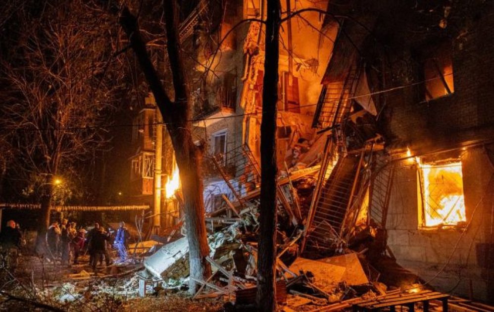 Xarkov şəhərinə zərbə endirildi: Ölənlər və xəsarət alanlar var – FOTO/VİDEO - foto 1