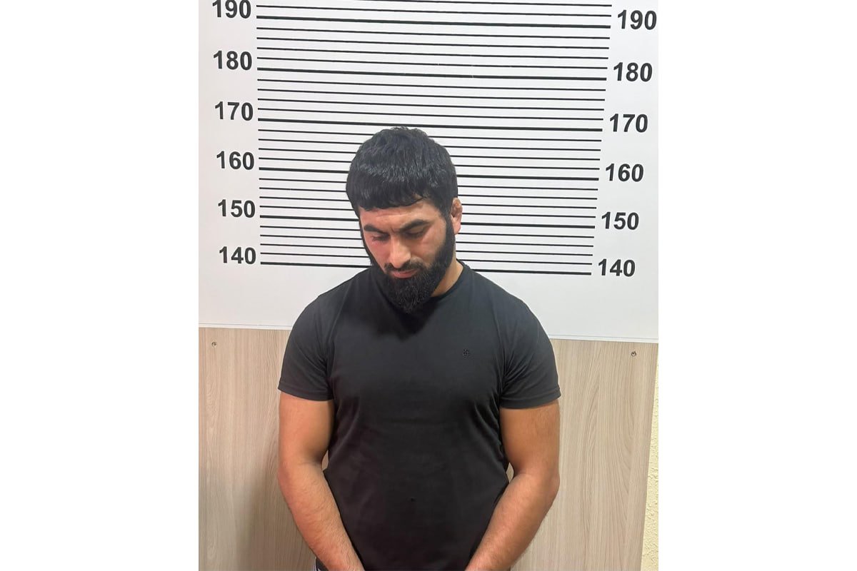 Xırdalanda məktəbin şüşələrini sındıran şəxs HƏBS EDİLDİ – FOTO/VİDEO - foto 1