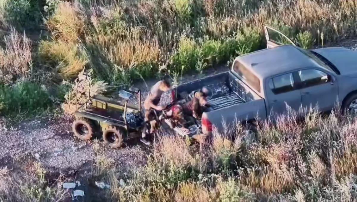 Tarixdə İLK: Ukraynada yaralı əsgər PUA vasitəsilə döyüş meydanından təxliyə edildi – FOTO/VİDEO - foto 1