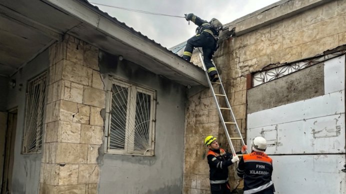 Bakıda yaşayış binasında yanğın: 2 nəfər tüstüdən zəhərləndi