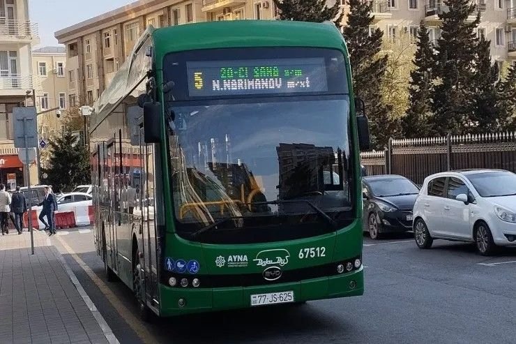 Sərnişinlə dalaşıb avtobusu sürməyən sürücü işdən qovuldu Sərnişinlə dalaşıb avtobusu sürməyən sürücü işdən qovuldu