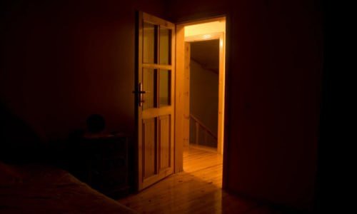 Gecə yataq otağının qapısını açıq qalsa, nə baş verər? Gecə yataq otağının qapısını açıq qalsa, nə baş verər?