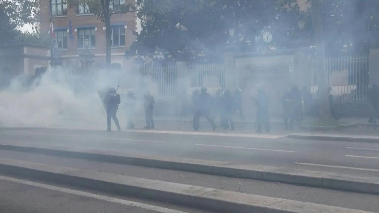 Fransada polis etirazçıları dağıtmaq üçün gözyaşardıcı qazdan istifadə edib - VİDEO