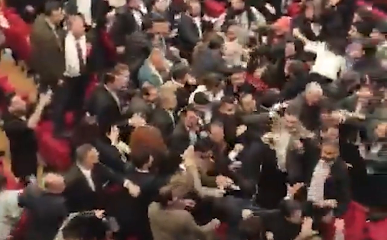 Vəkillərin qurultayı rinqə çevrildi: İstanbulda yumruqlar havada uçuşdu &ndash; VİDEO