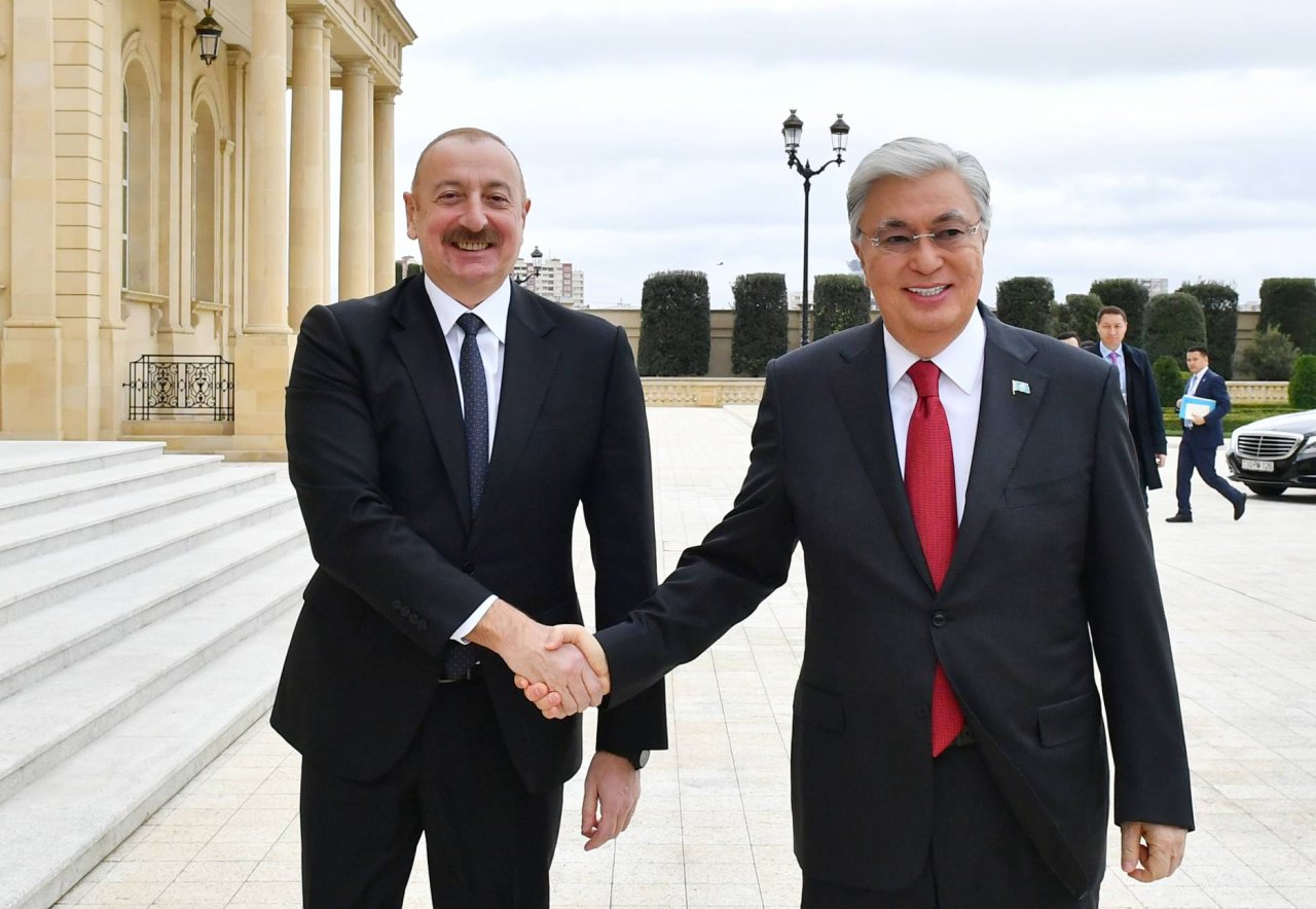 İlham Əliyevdən Tokayevə: &ldquo;Qazaxıstanın uğurlarına sevinirik&rdquo;