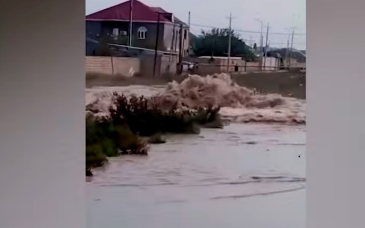 Sumqayıtda kəmər partladı: Evləri su basdı - VİDEO Sumqayıtda kəmər partladı: Evləri su basdı - VİDEO