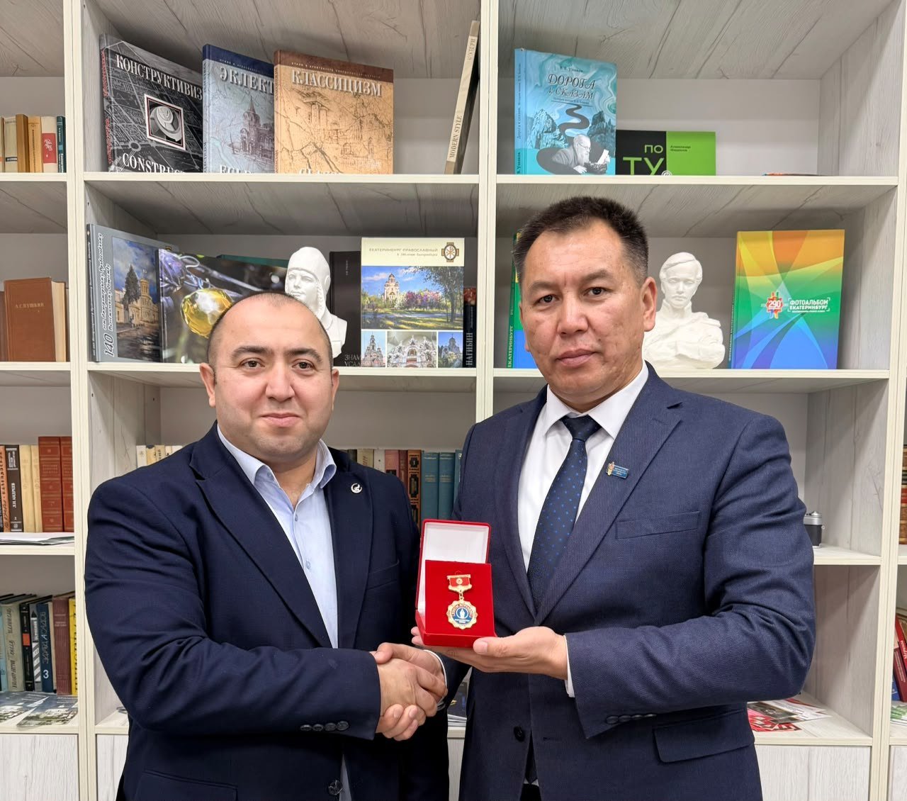 Aqil Ələsgər Bişkekdə medalla təltif olundu &ndash; Qırğızıstan Jurnalistlər Birliyinin fəxri üzvü seçildi - FOTO