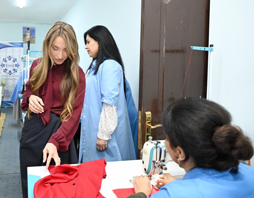 Leyla Əliyeva Şamaxıda sosial tikiş müəssisəsinin fəaliyyəti ilə tanış oldu - FOTO - foto 3
