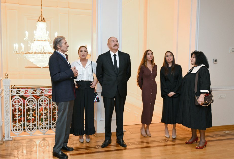 İlham Əliyev ailə üzvləri ilə retrospektiv sərgidə - FOTO İlham Əliyev ailə üzvləri ilə retrospektiv sərgidə - FOTO