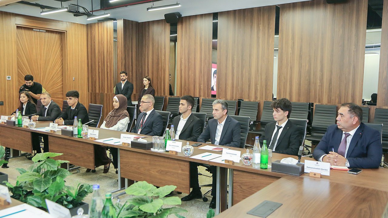 Veysəloğlu Şirkətlər Qrupunda Prezident təqaüdçüsü olan əməkdaş övladları ilə görüş keçirilib - FOTO - foto 2