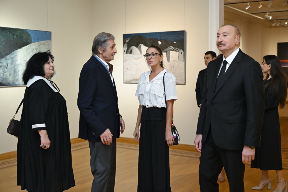 Prezident və ailəsinin retrospektiv sərgi ilə tanışlığına dair VİDEOÇARX
