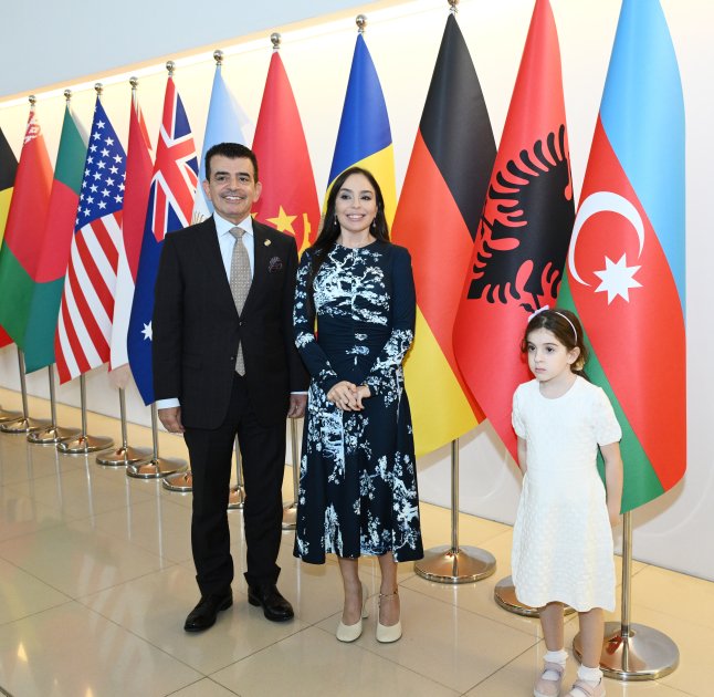 ICESCO-nun “Sülh kitabı”nın Azərbaycana həsr edilən III nəşrinin təqdimatı olub - FOTO - foto 15