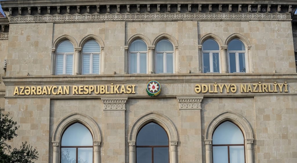 Beynəlxalq axtarışda olan şəxs Çində tutularaq Azərbaycana GƏTİRİLDİ Beynəlxalq axtarışda olan şəxs Çində tutularaq Azərbaycana GƏTİRİLDİ