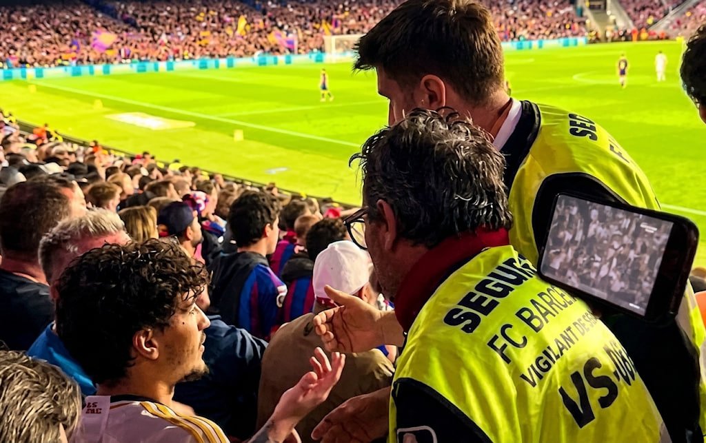 &ldquo;Real&rdquo; azarkeşi &ldquo;Barselona&rdquo;nın stadionundan QOVULDU