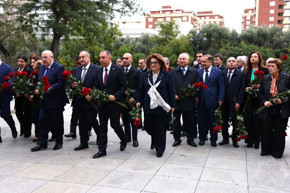 Deputatlar Atatürkün Bakıdakı abidəsini ziyarət etdi &ndash; FOTO